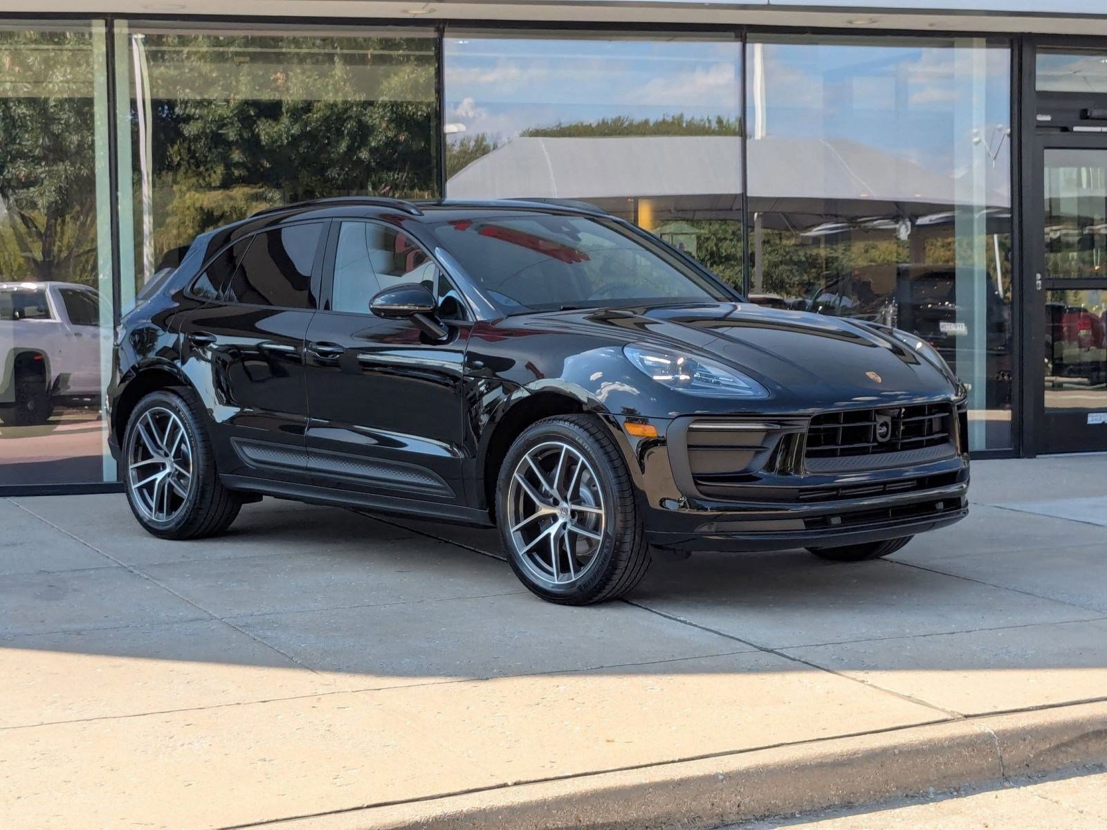 Certified 2026 Porsche Macan AWD/4WD image 7