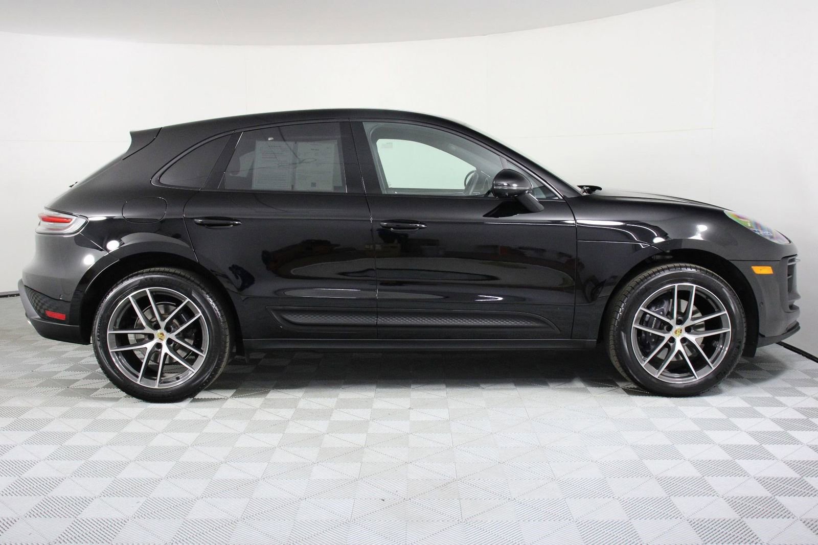 Certified 2025 Porsche Macan image 8