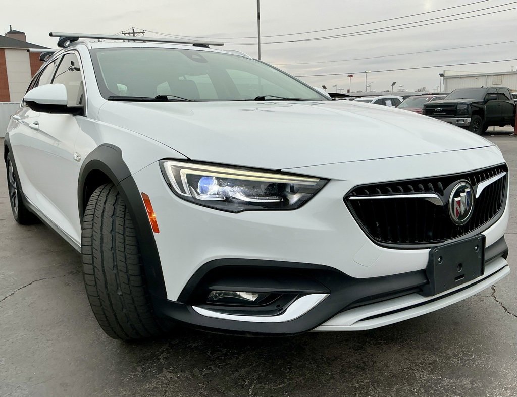 Used 2018 Buick Regal Essence w/ Driver Confidence Package #1 image 2