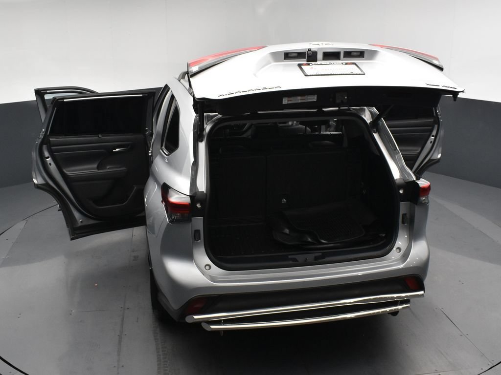 Used 2022 Toyota Highlander XLE AWD/4WD image 24