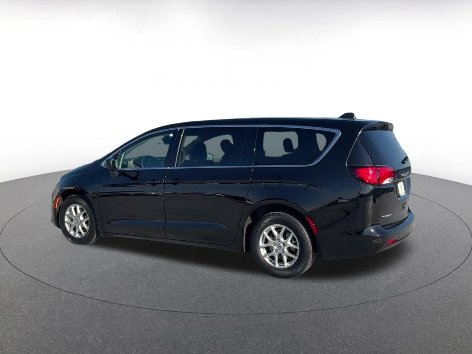 Used 2024 Chrysler Voyager LX FWD image 9