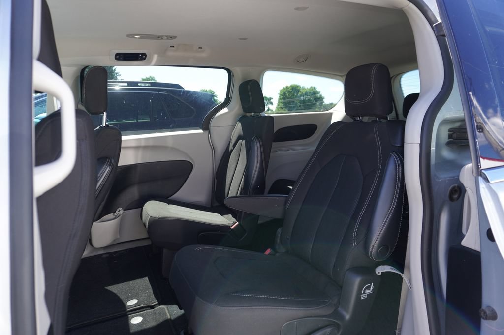 Used 2023 Chrysler Voyager LX FWD image 4