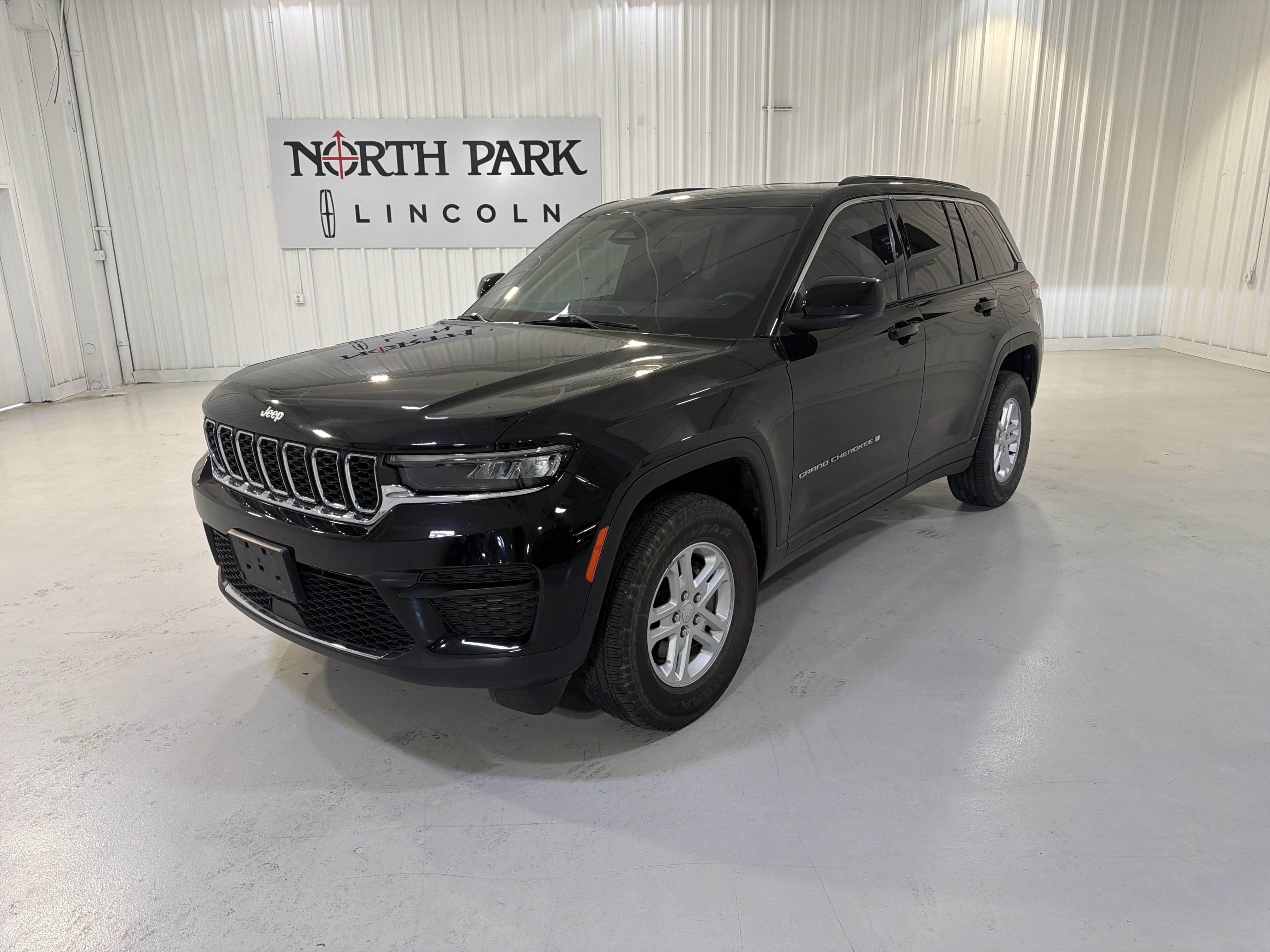 Used 2024 Jeep Grand Cherokee Laredo AWD/4WD video 1