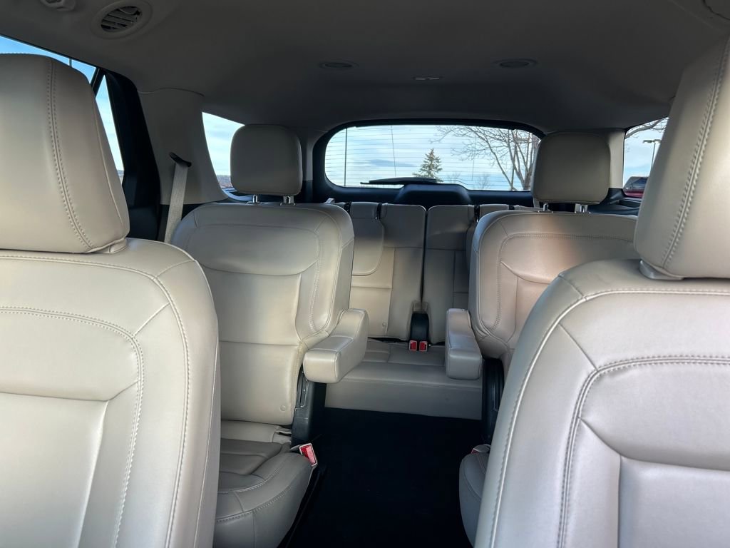 Used 2022 Ford Explorer XLT w/ Equipment Group 202A image 5