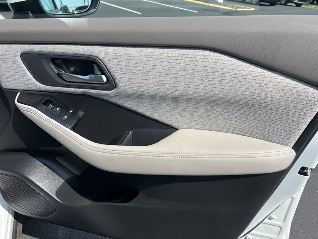 Used 2023 Nissan Rogue SV image 32