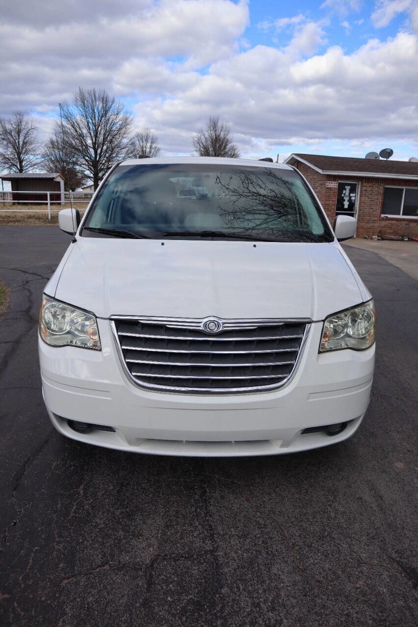 Used 2010 Chrysler Town & Country Touring image 9