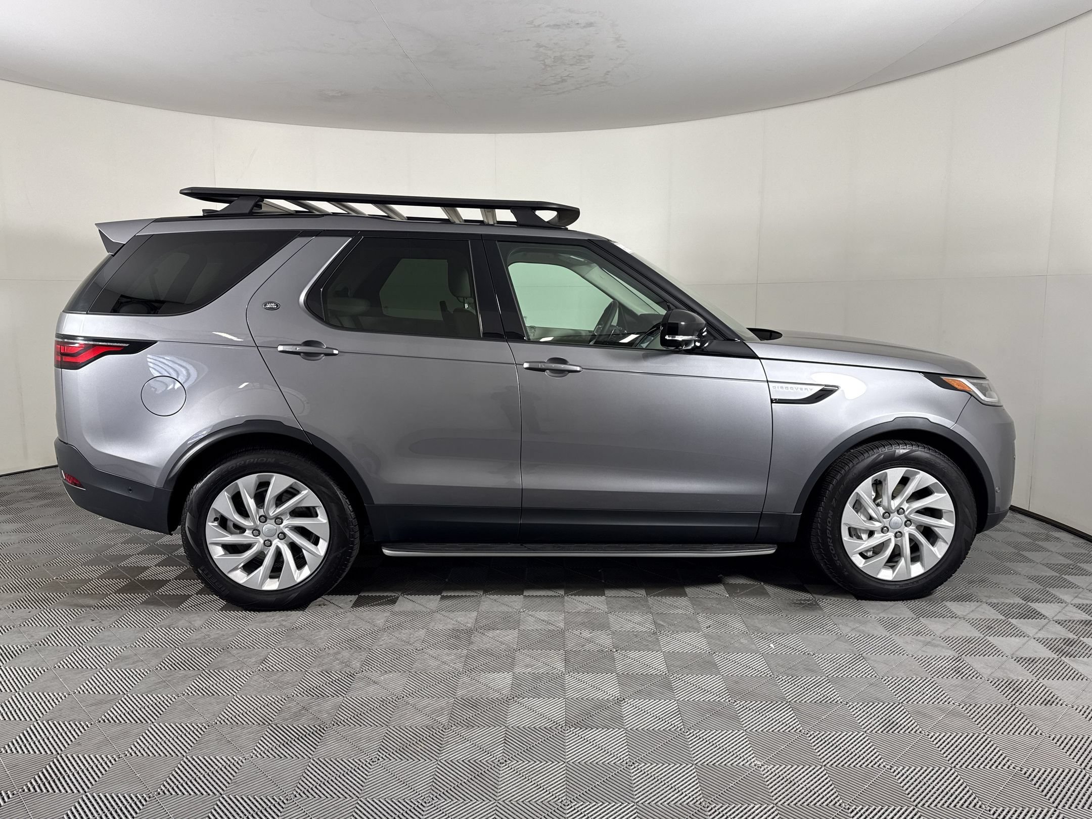 Used 2025 Land Rover Discovery S AWD/4WD image 8