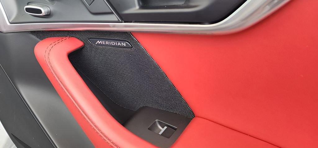 Used 2018 Jaguar F-TYPE R image 19