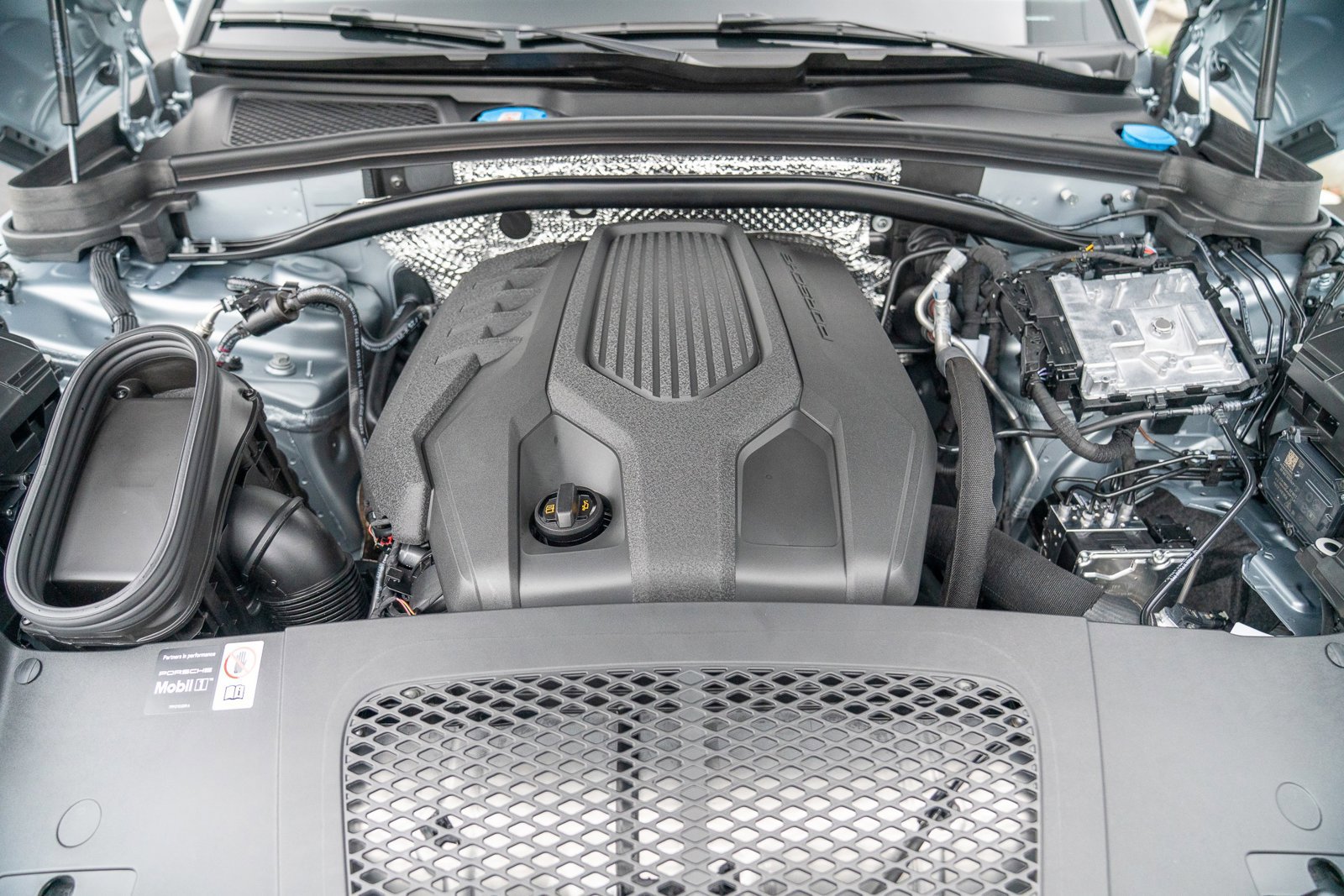 Certified 2026 Porsche Macan AWD/4WD image 28