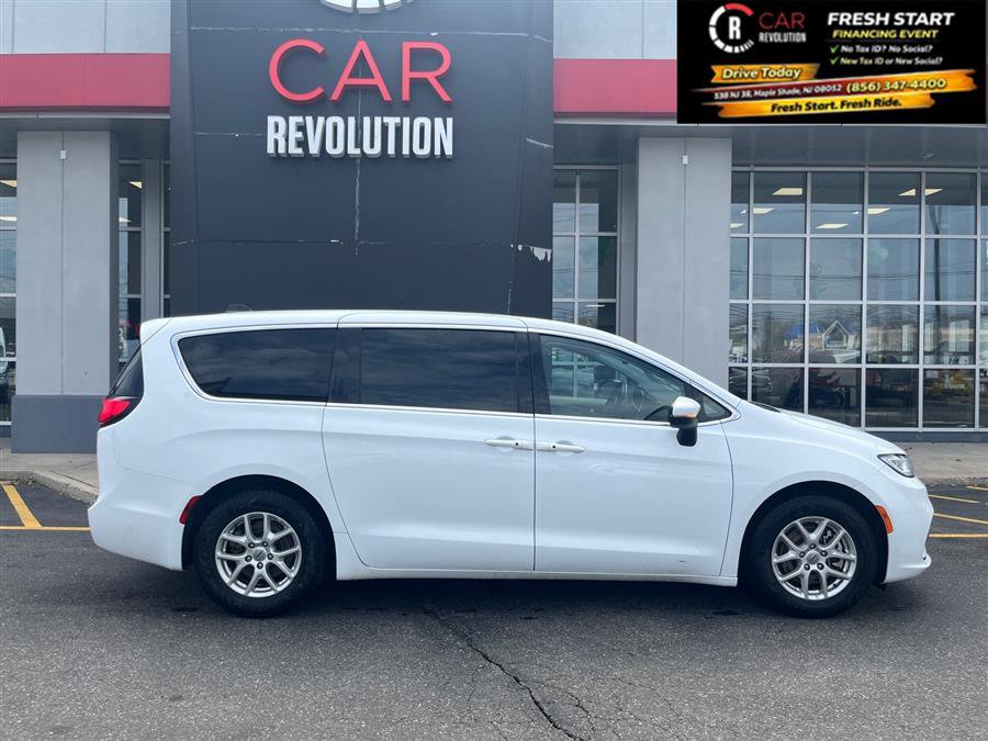 Used 2023 Chrysler Pacifica Touring-L FWD image 7