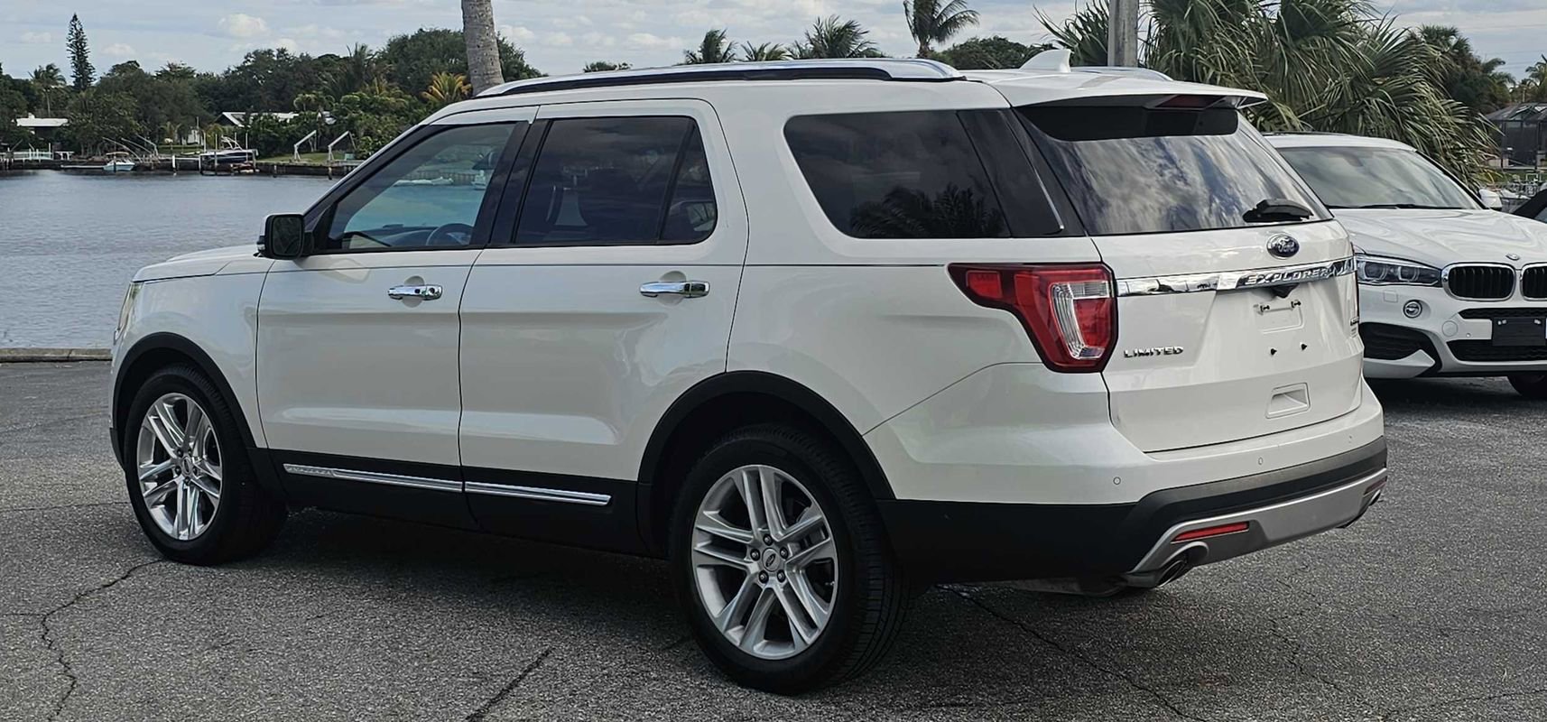 Used 2016 Ford Explorer Limited w/ Equipment Group 301A FWD image 3