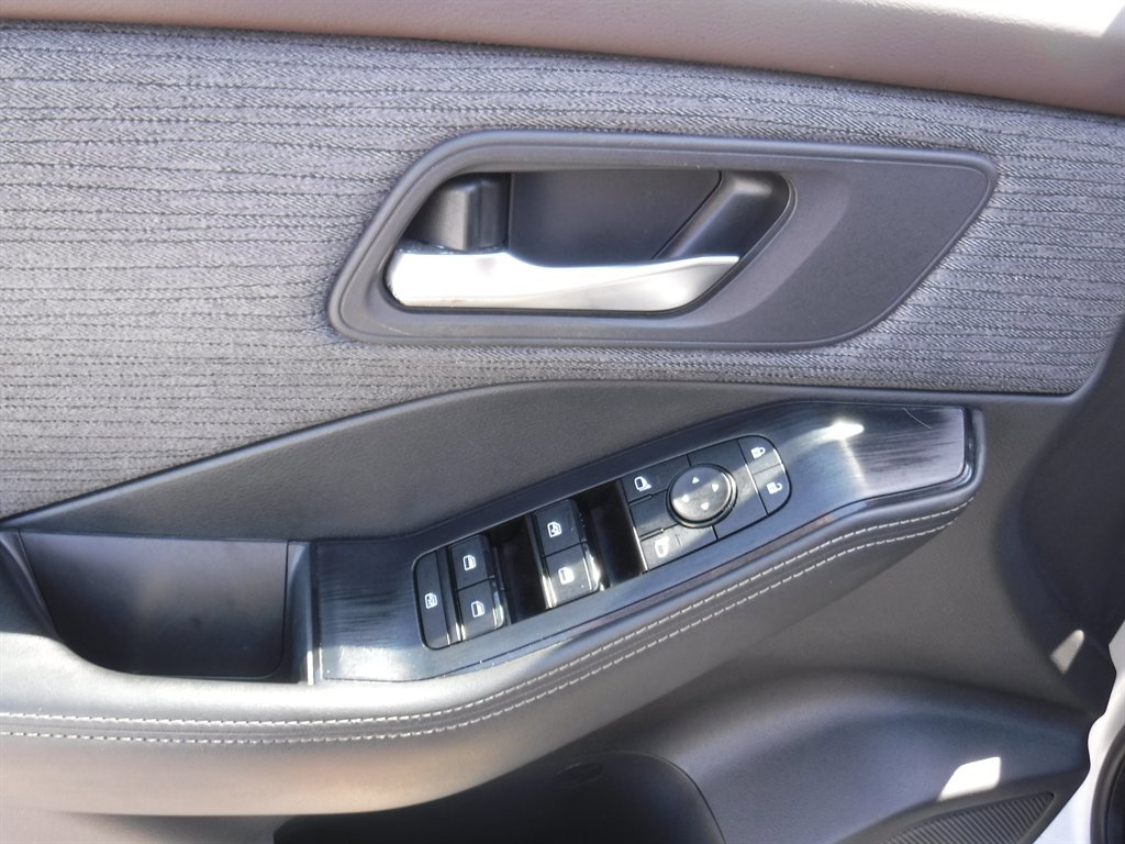 Used 2023 Nissan Rogue SV FWD image 13