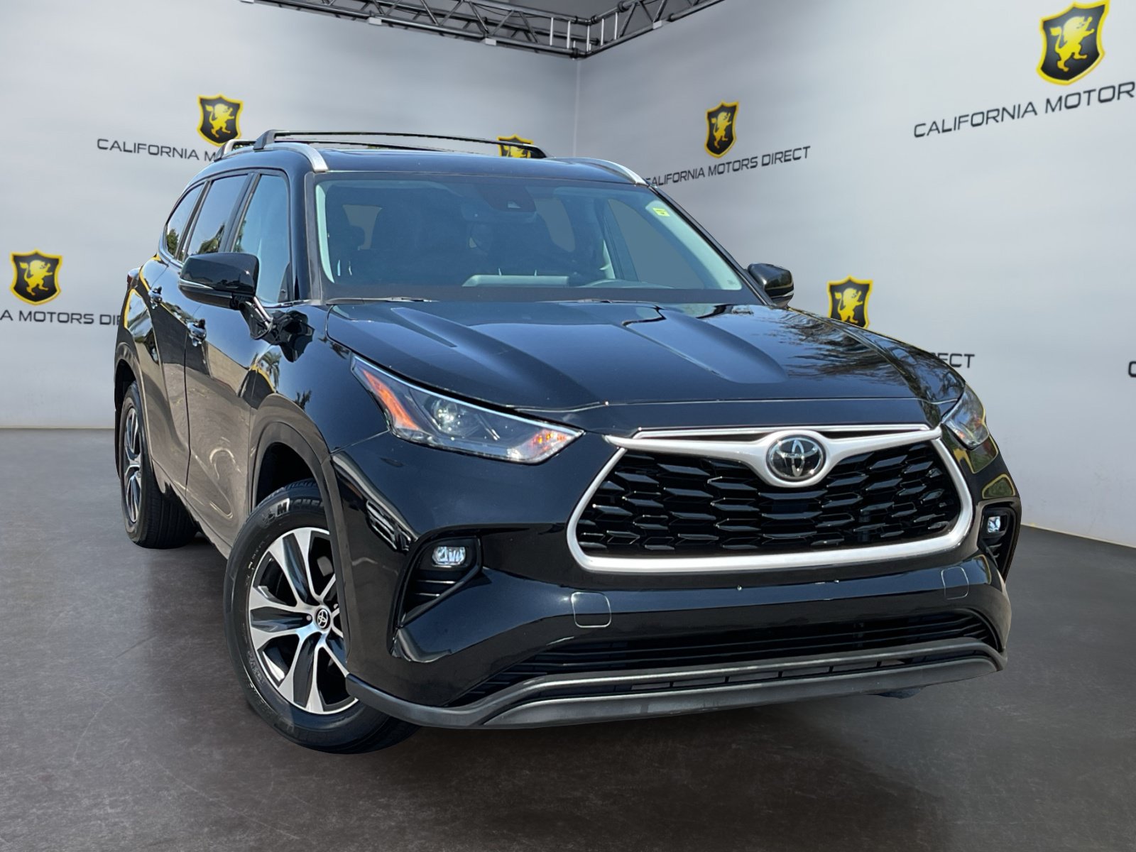 Used 2024 Toyota Highlander XLE FWD image 3