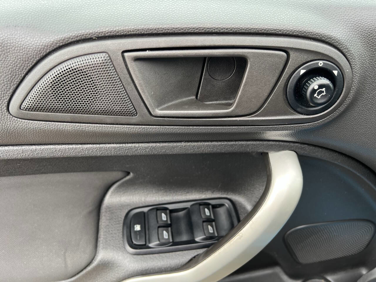 Used 2013 Ford Fiesta SE FWD image 22