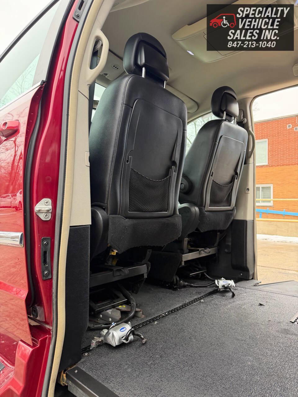 Used 2014 Chrysler Town & Country Touring image 19