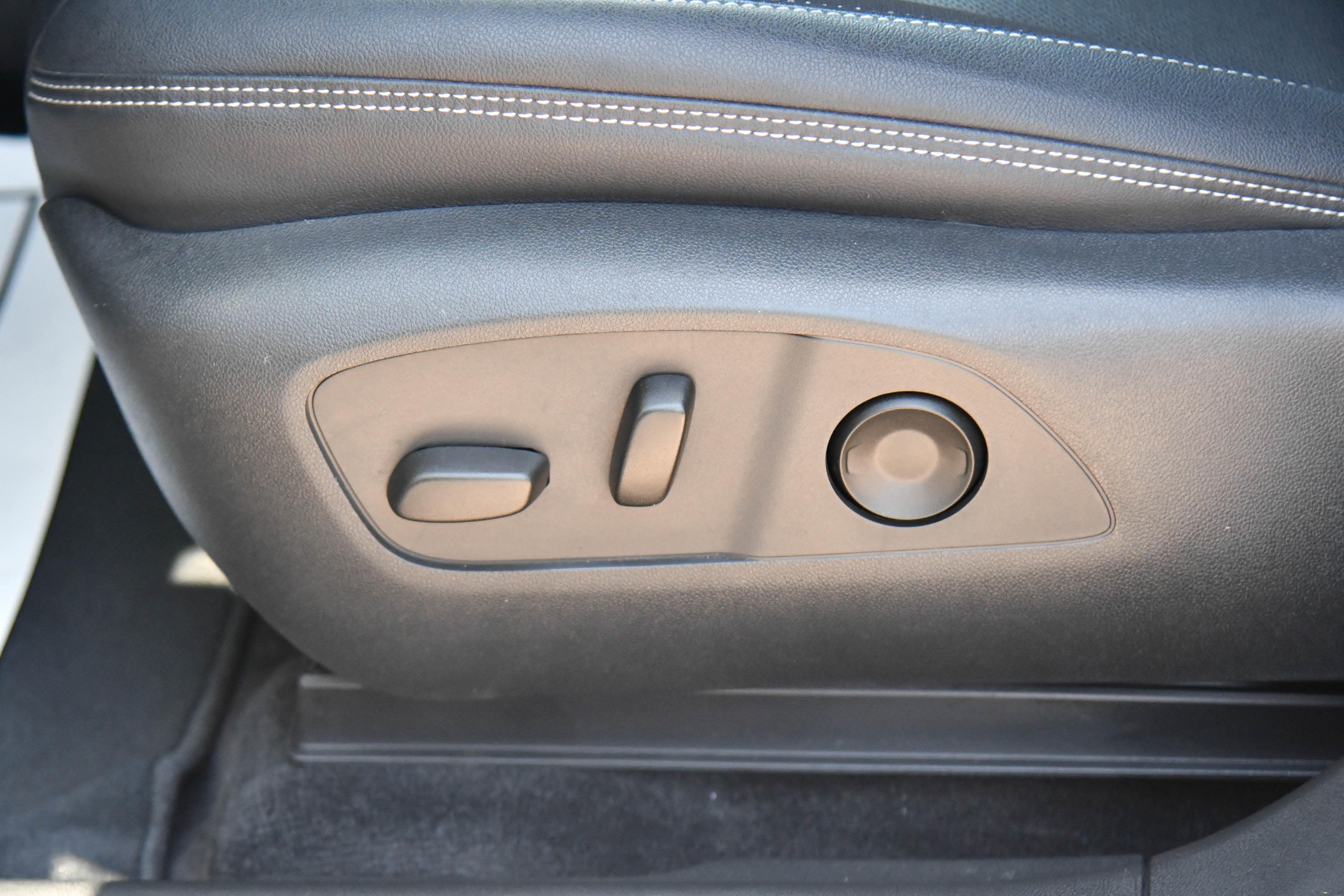 Used 2024 Chevrolet Blazer EV LT AWD/4WD image 16