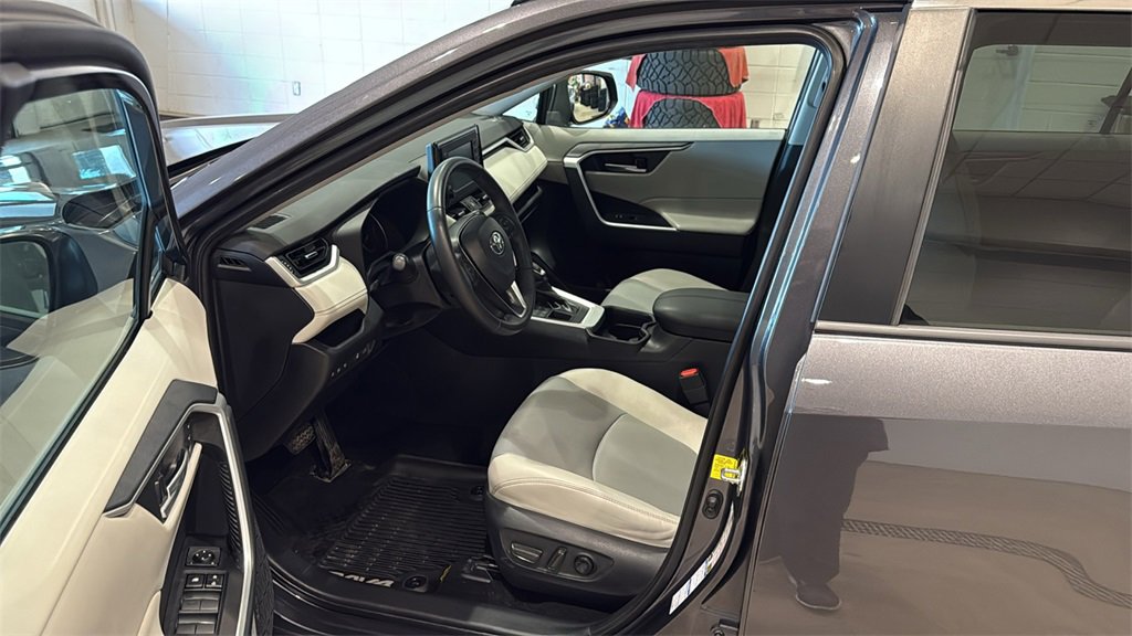 Used 2019 Toyota RAV4 XLE Premium image 22