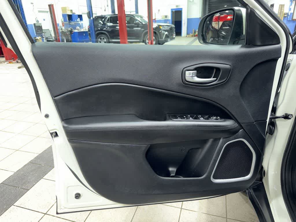 Used 2018 Jeep Compass Latitude AWD/4WD image 29
