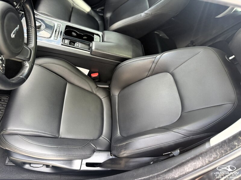 Used 2018 Jaguar XF Premium RWD image 29