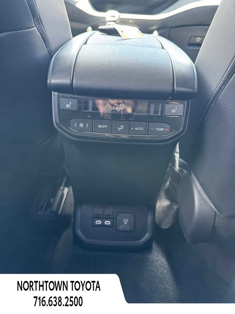 Used 2023 Toyota Highlander Platinum AWD/4WD image 15