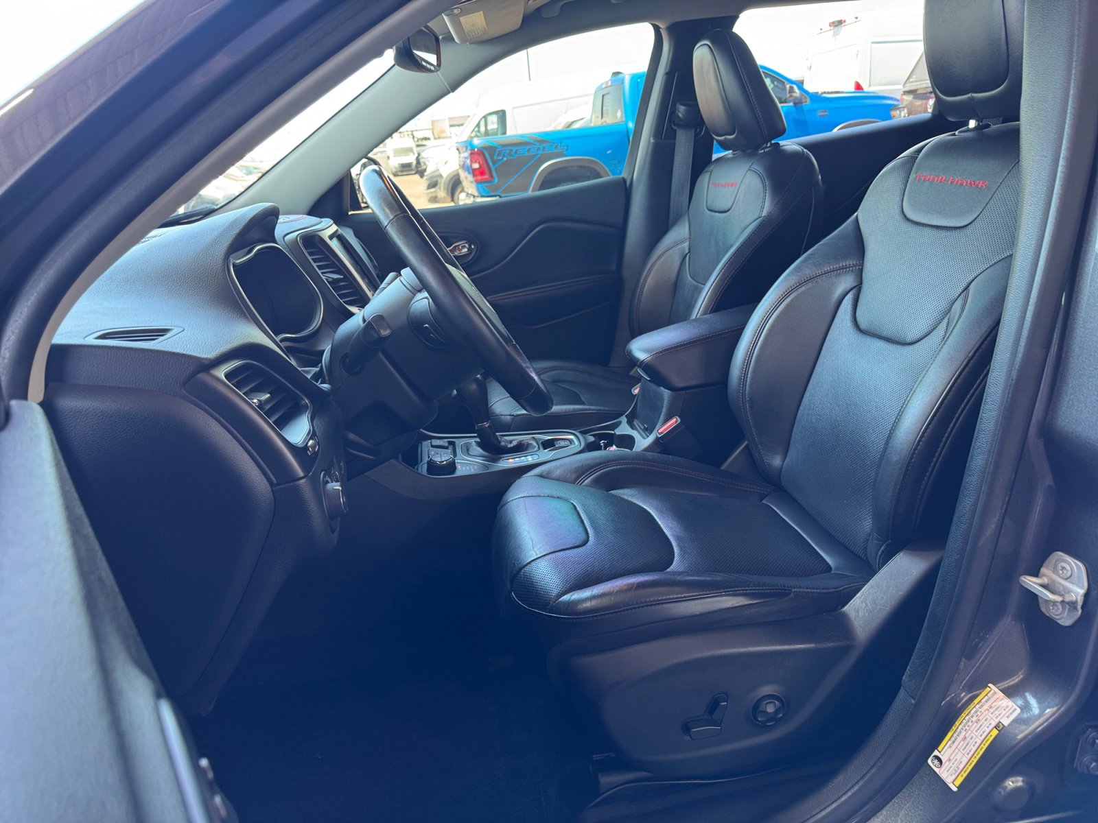 Used 2019 Jeep Cherokee Trailhawk AWD/4WD image 10
