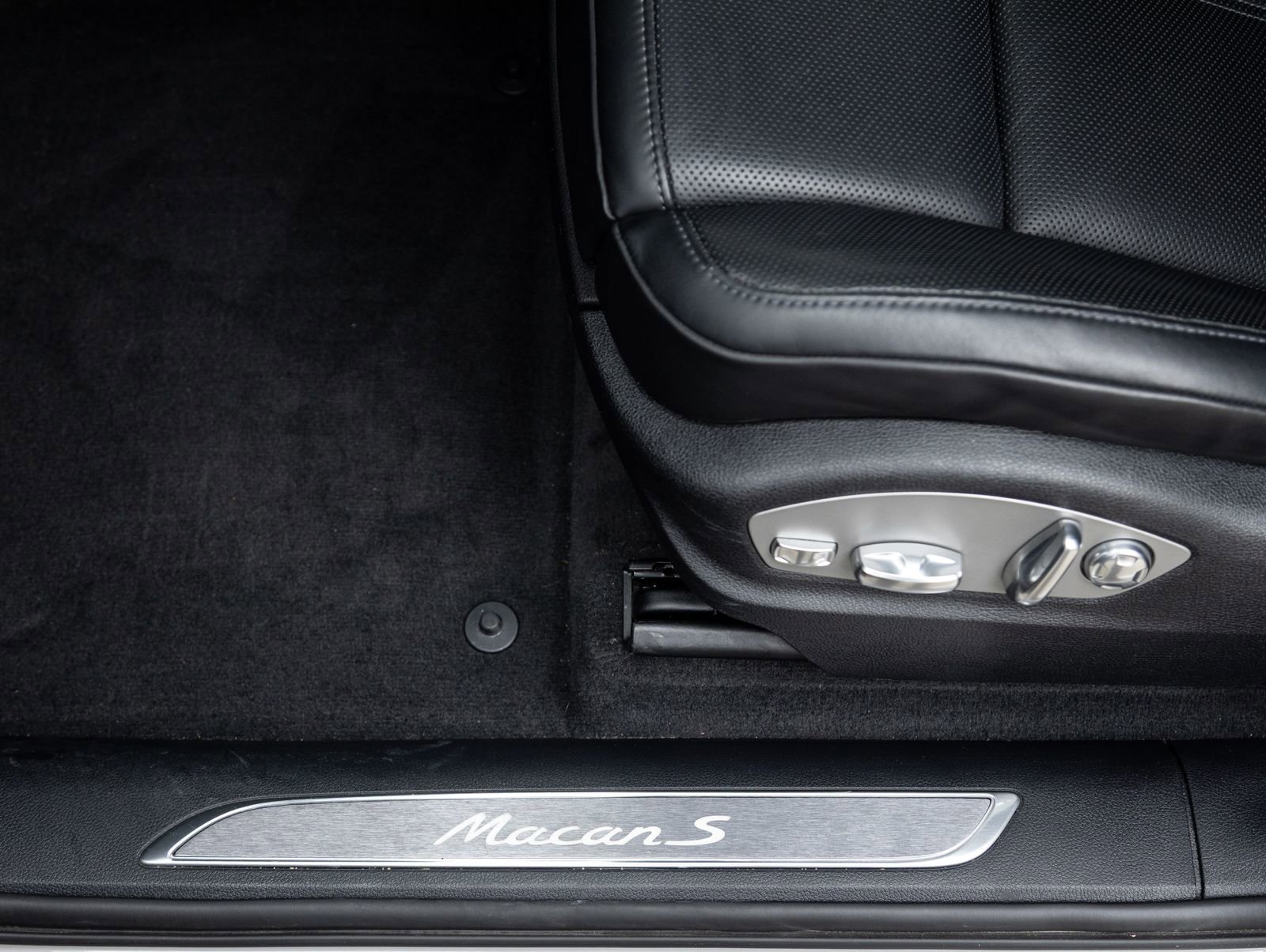 Certified 2023 Porsche Macan S image 20