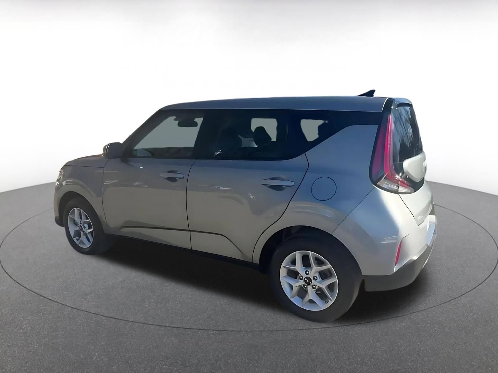 Used 2025 Kia Soul LX w/ LX Technology Package FWD image 10