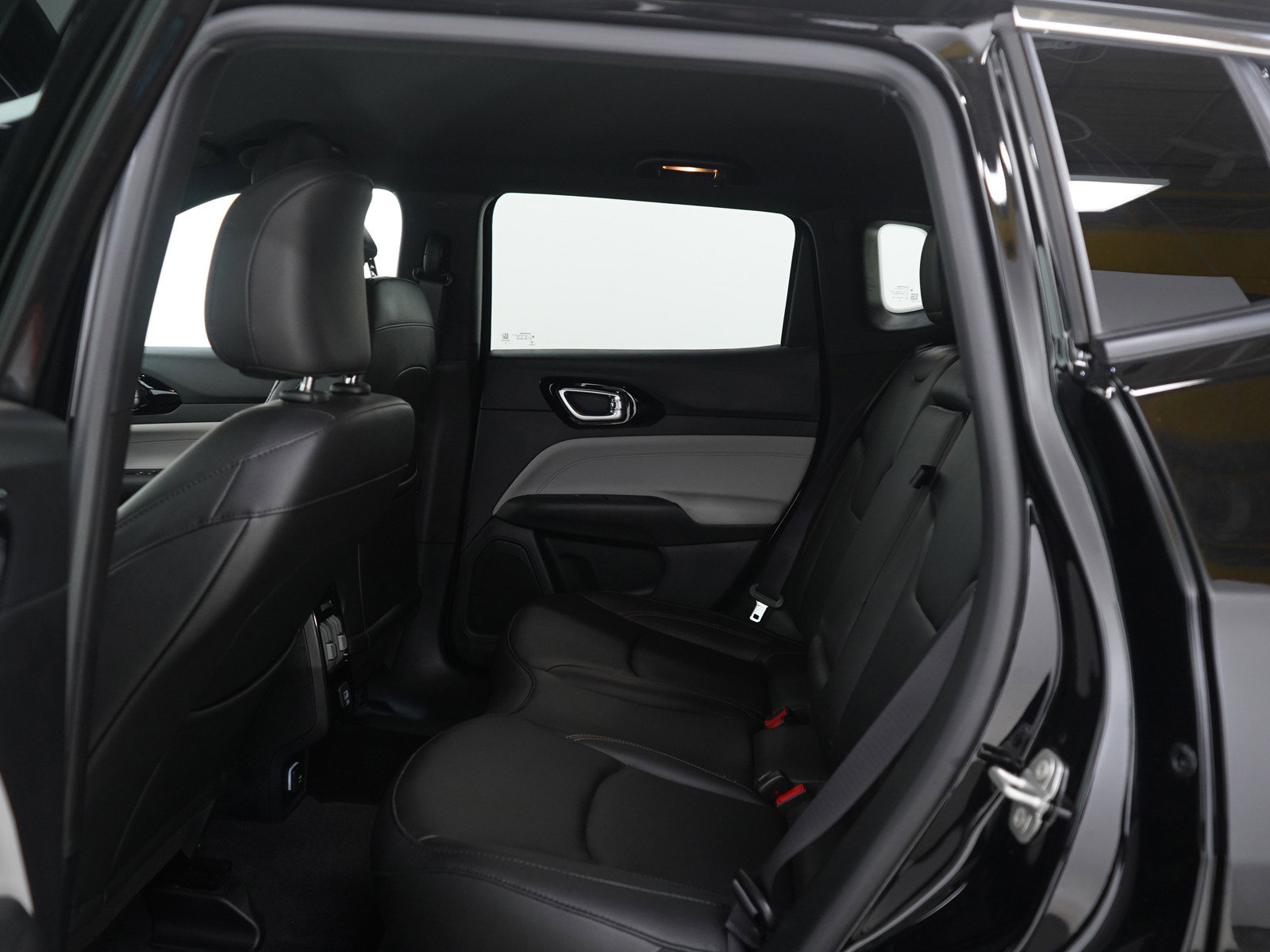 Used 2024 Jeep Compass Limited image 17