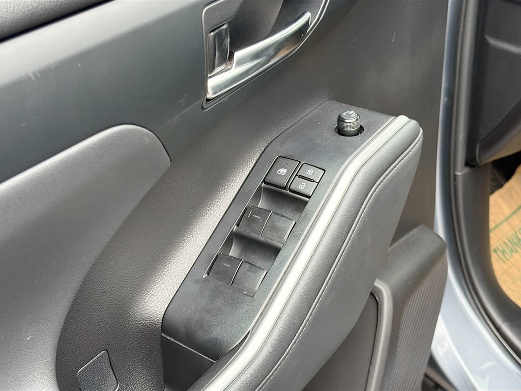 Used 2022 Toyota Highlander XLE AWD/4WD image 18