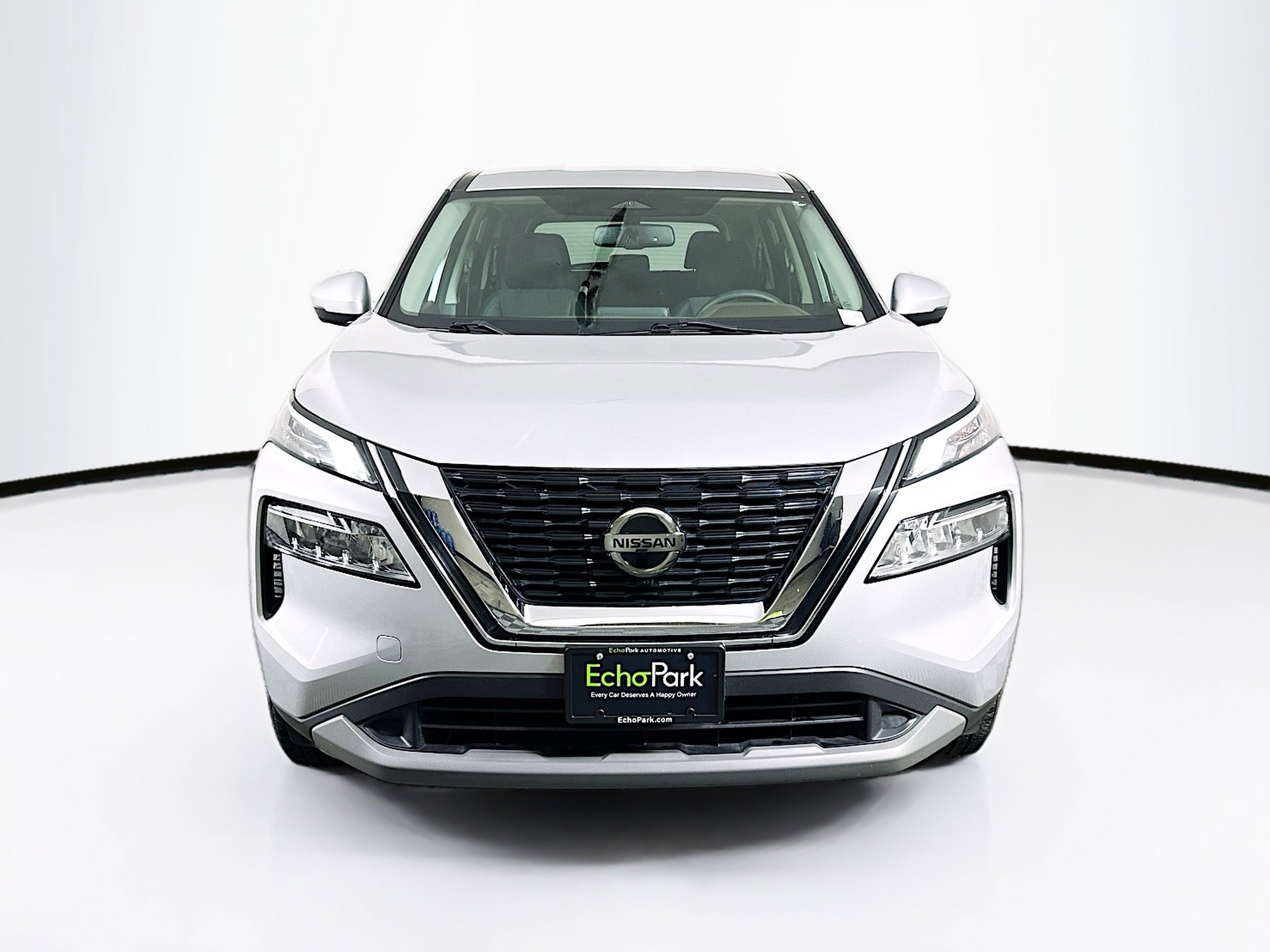 Used 2021 Nissan Rogue SV image 2