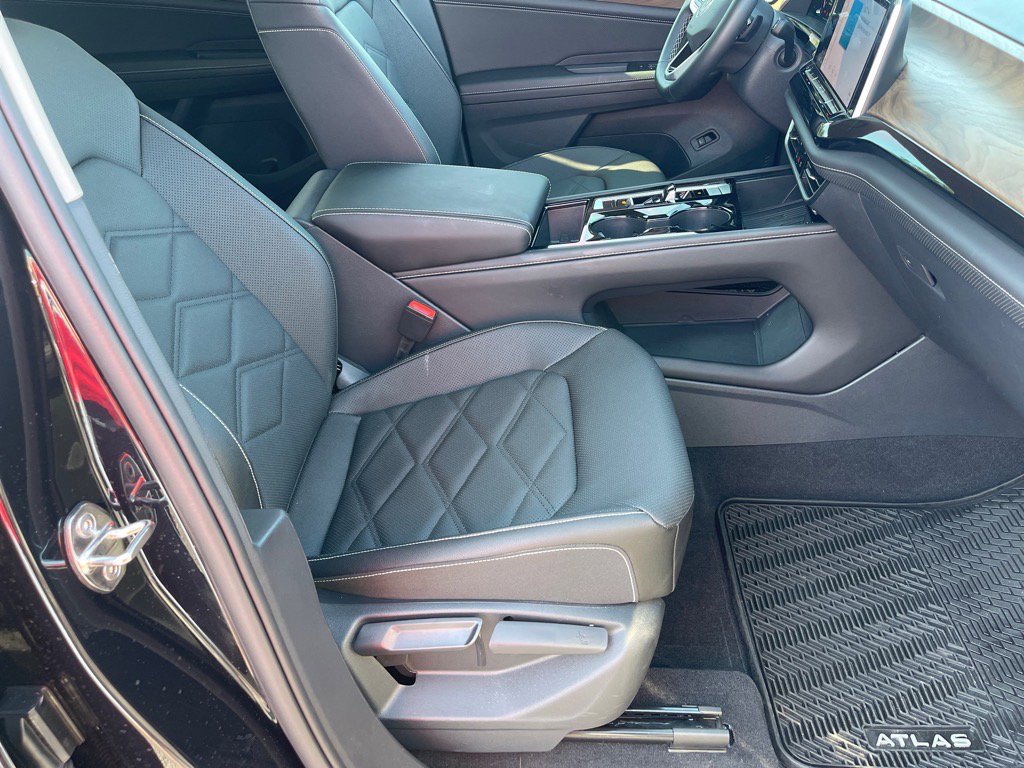 Used 2025 Volkswagen Atlas SE image 19