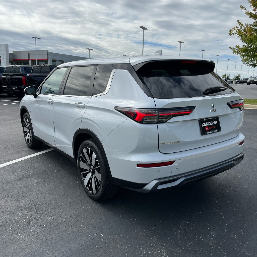 Used 2025 Mitsubishi Outlander SE AWD/4WD image 4