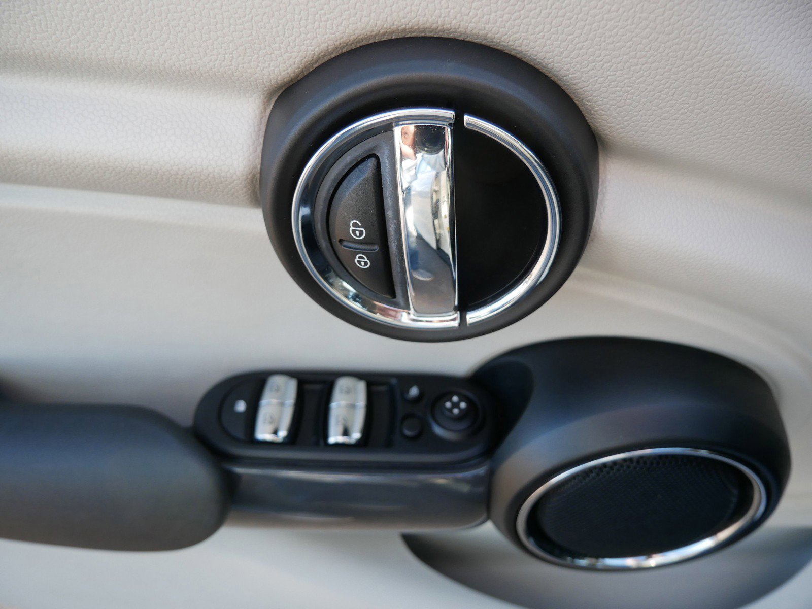 Used 2018 MINI Cooper 4-Door Hardtop image 17