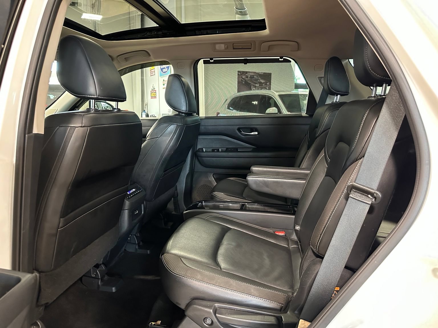 Used 2024 Nissan Pathfinder SL w/ SL Premium Package FWD image 37