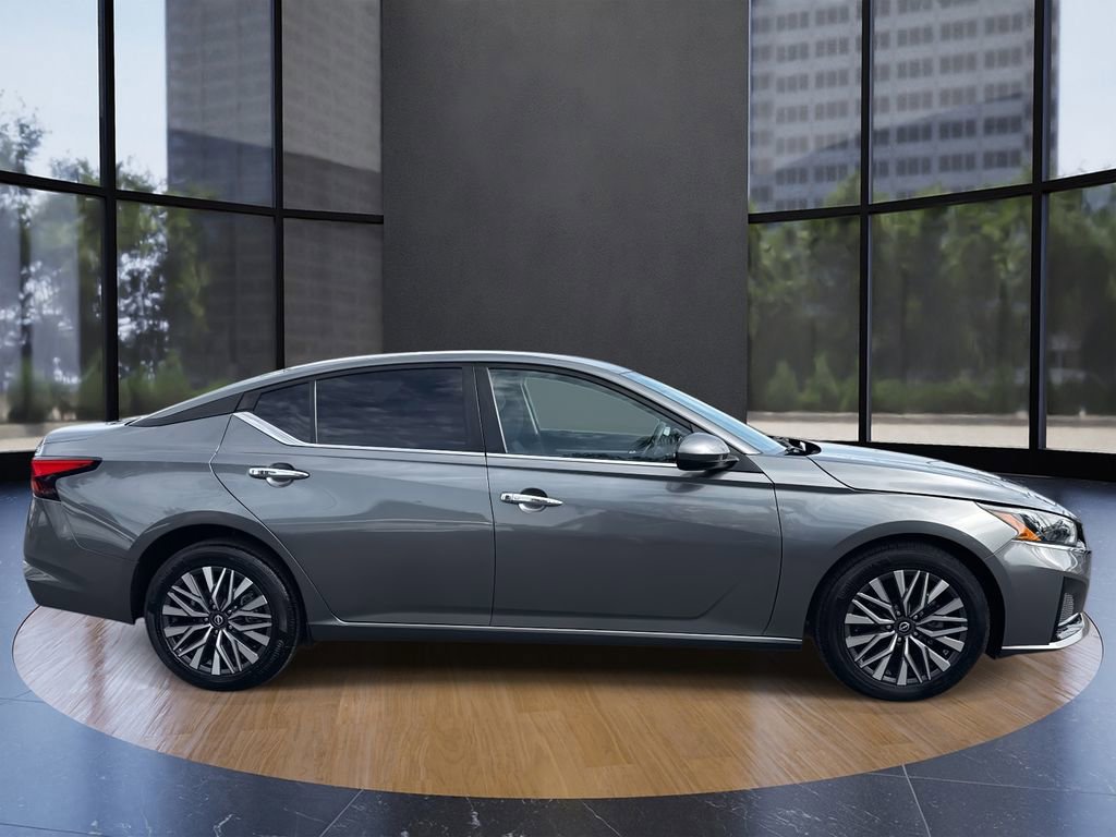 Used 2023 Nissan Altima 2.5 SV image 2