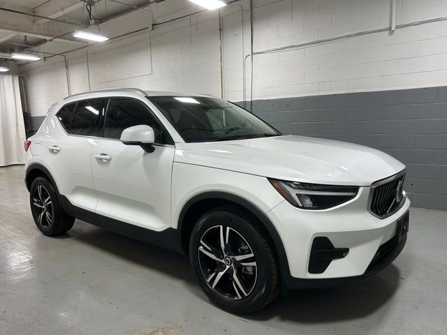 Used 2025 Volvo XC40 B5 Core AWD/4WD image 4