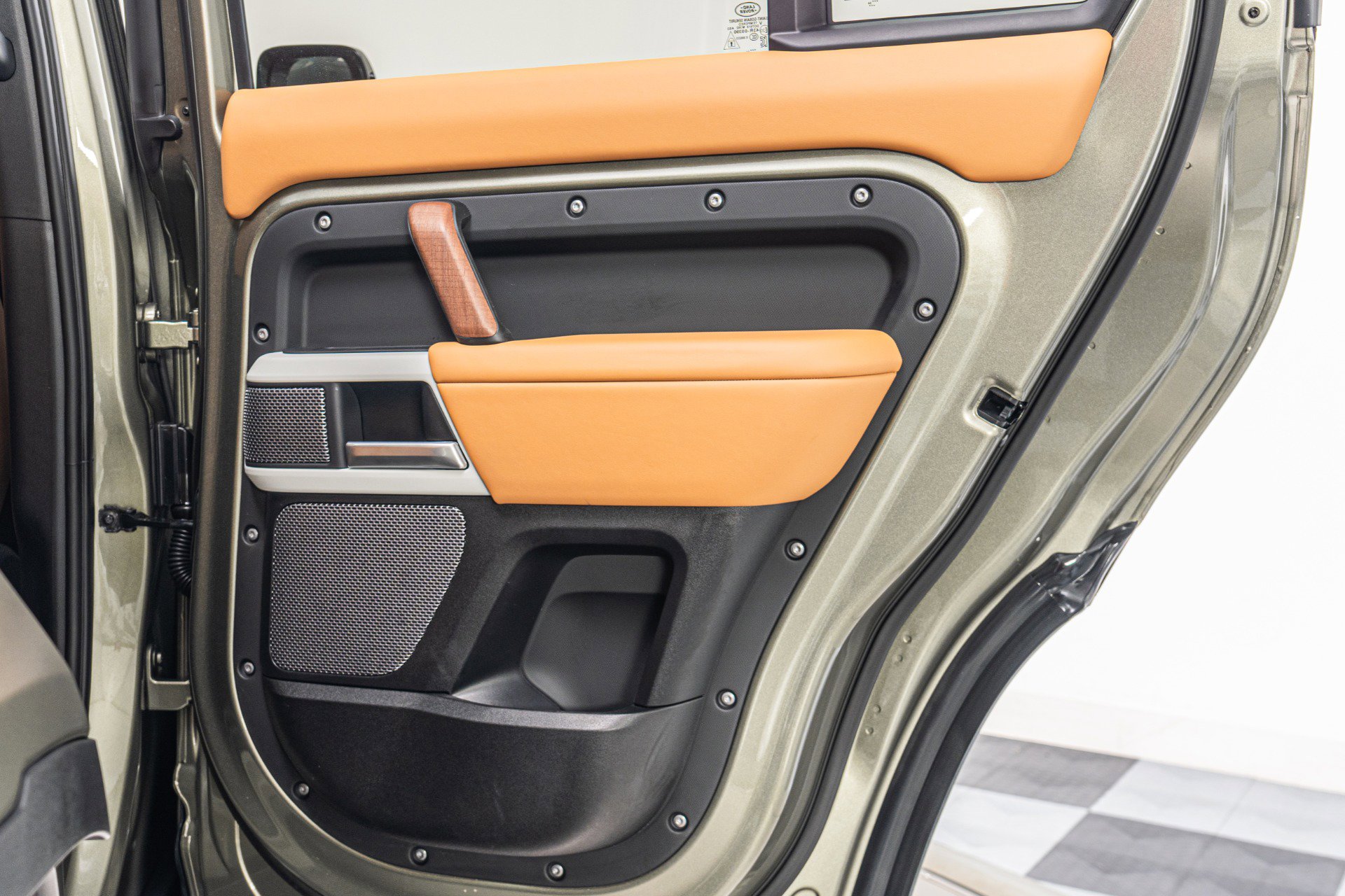 Used 2024 Land Rover Defender 110 SE image 45