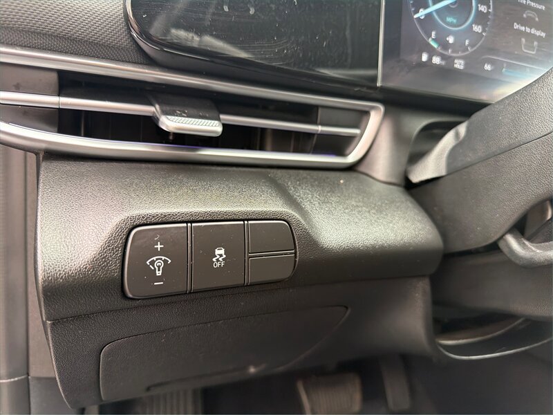 Used 2024 Hyundai Elantra Limited image 17