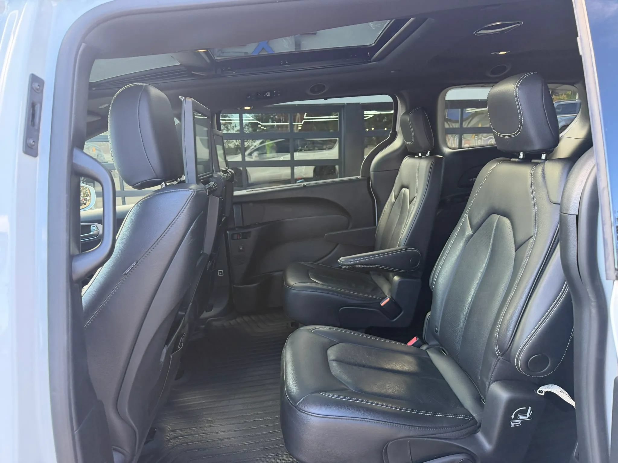 Used 2022 Chrysler Pacifica Touring-L w/ Uconnect Theater Family Group AWD/4WD image 34