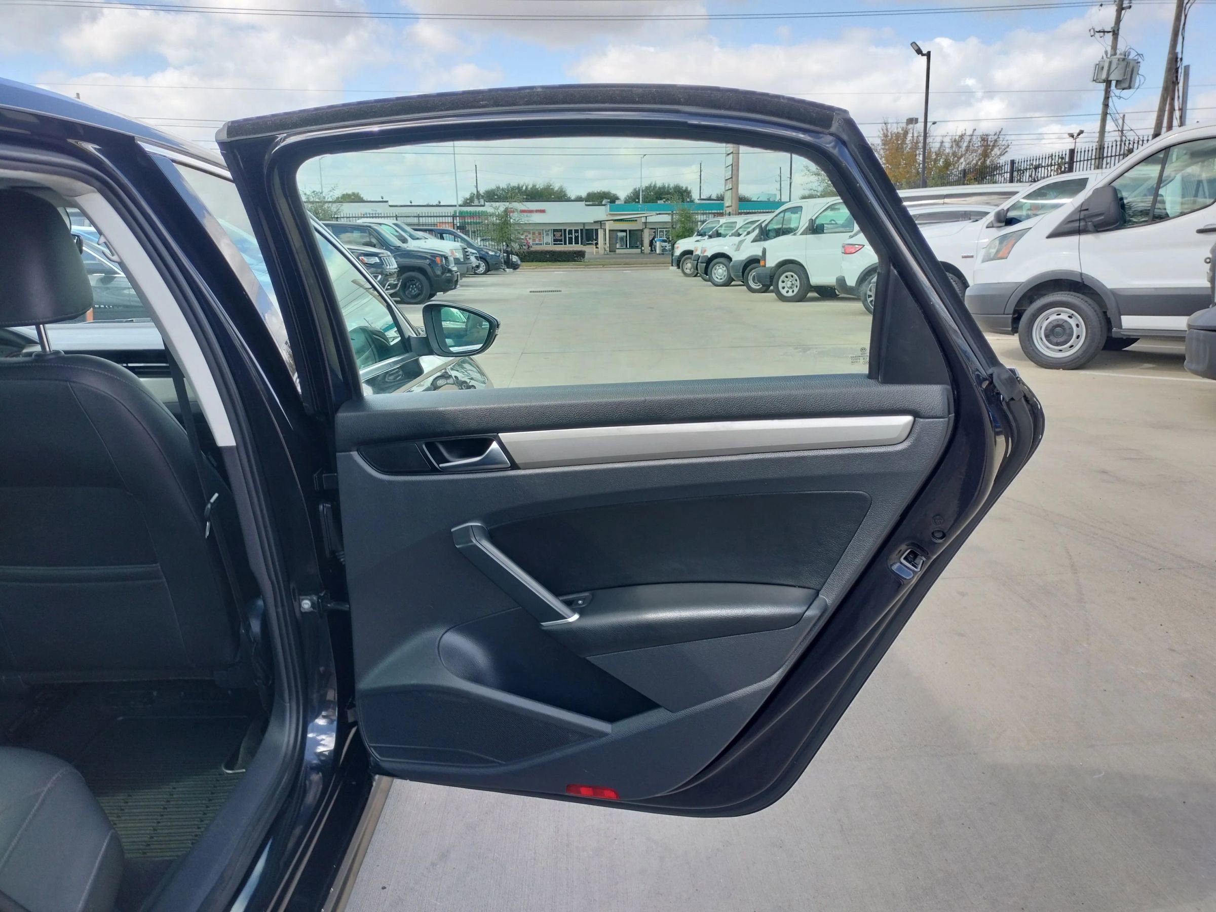 Used 2021 Volkswagen Passat 2.0T SE w/ Luggage Net & Mats Package image 34