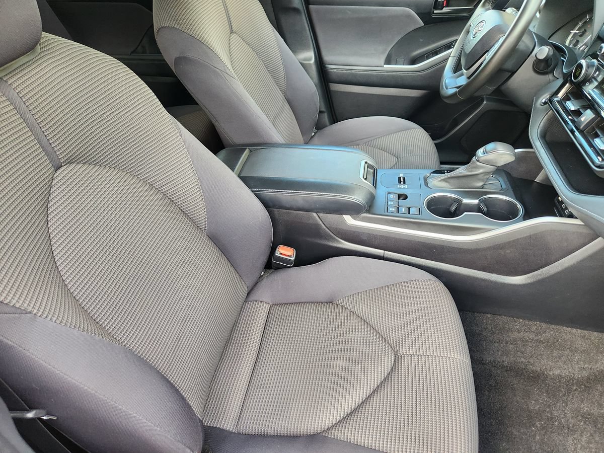 Used 2023 Toyota Highlander LE FWD image 32