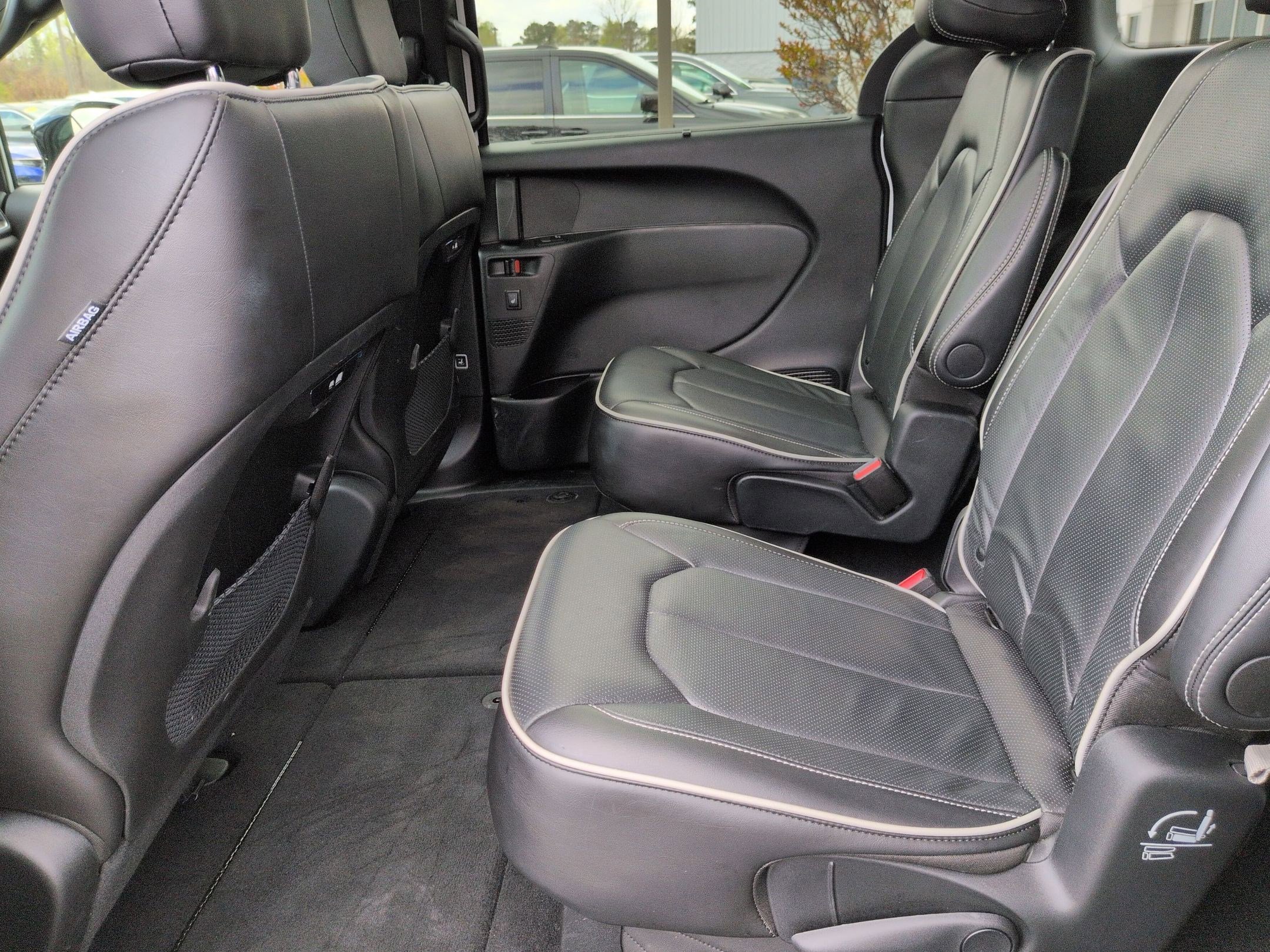 Used 2025 Chrysler Pacifica Limited FWD image 17