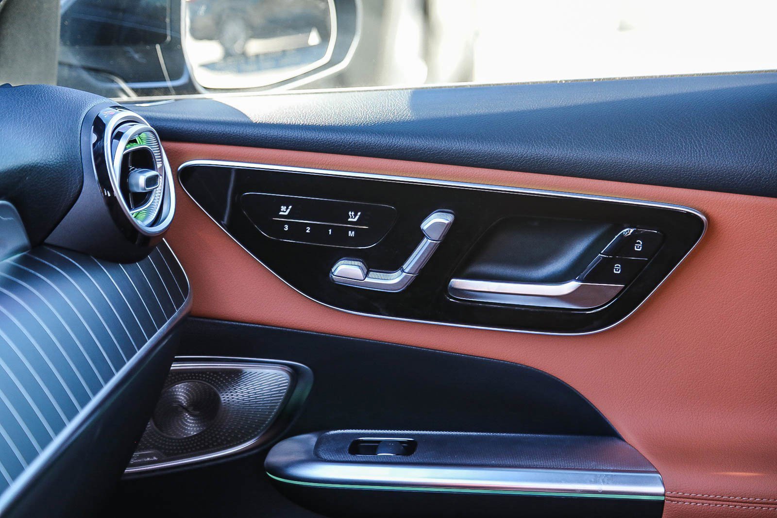 Used 2025 Mercedes-Benz GLC 300 4MATIC image 21