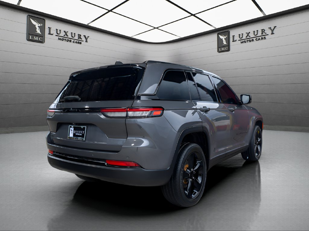 Used 2023 Jeep Grand Cherokee Altitude AWD/4WD image 8