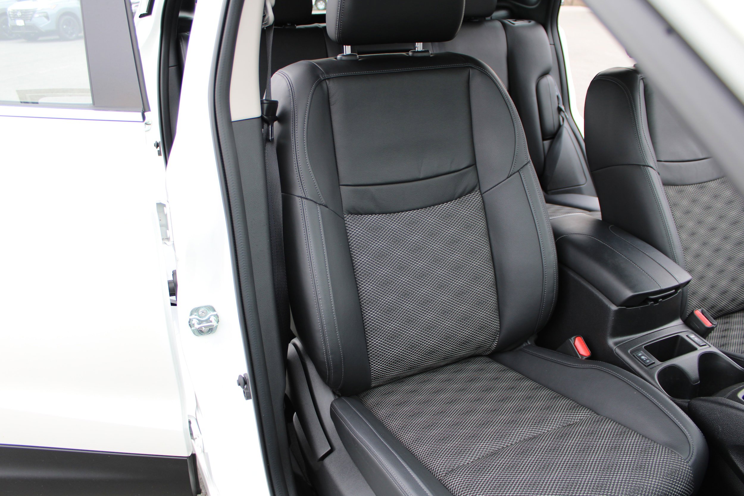 Used 2022 Nissan Rogue Sport SV w/ Technology Package image 9