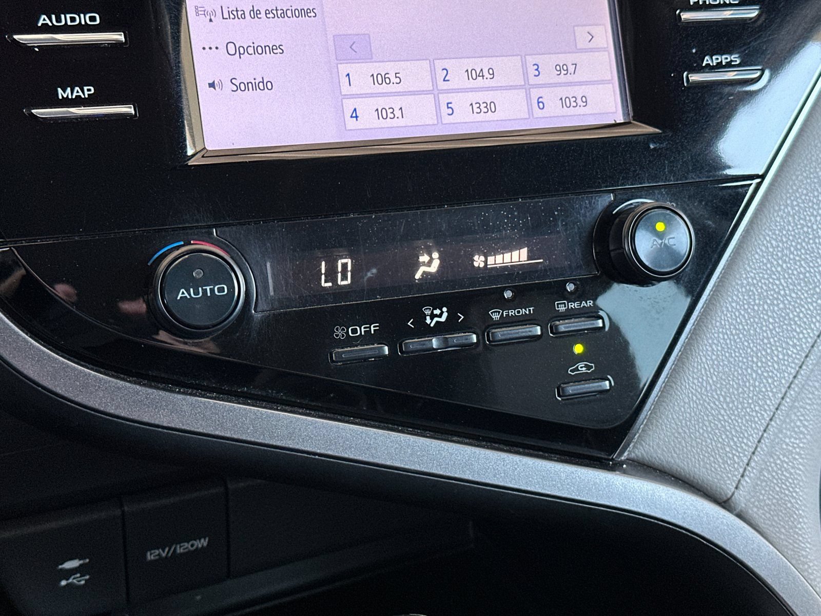 Used 2019 Toyota Camry SE FWD image 17