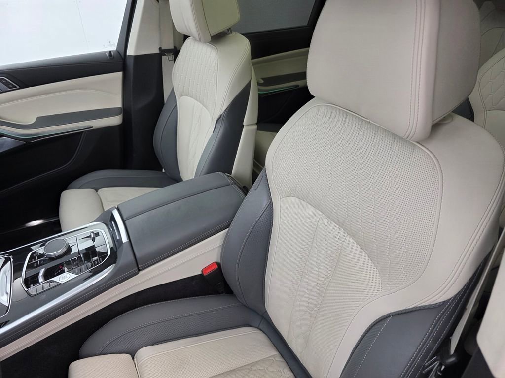Used 2024 BMW X7 xDrive40i w/ M Sport Package AWD/4WD image 11