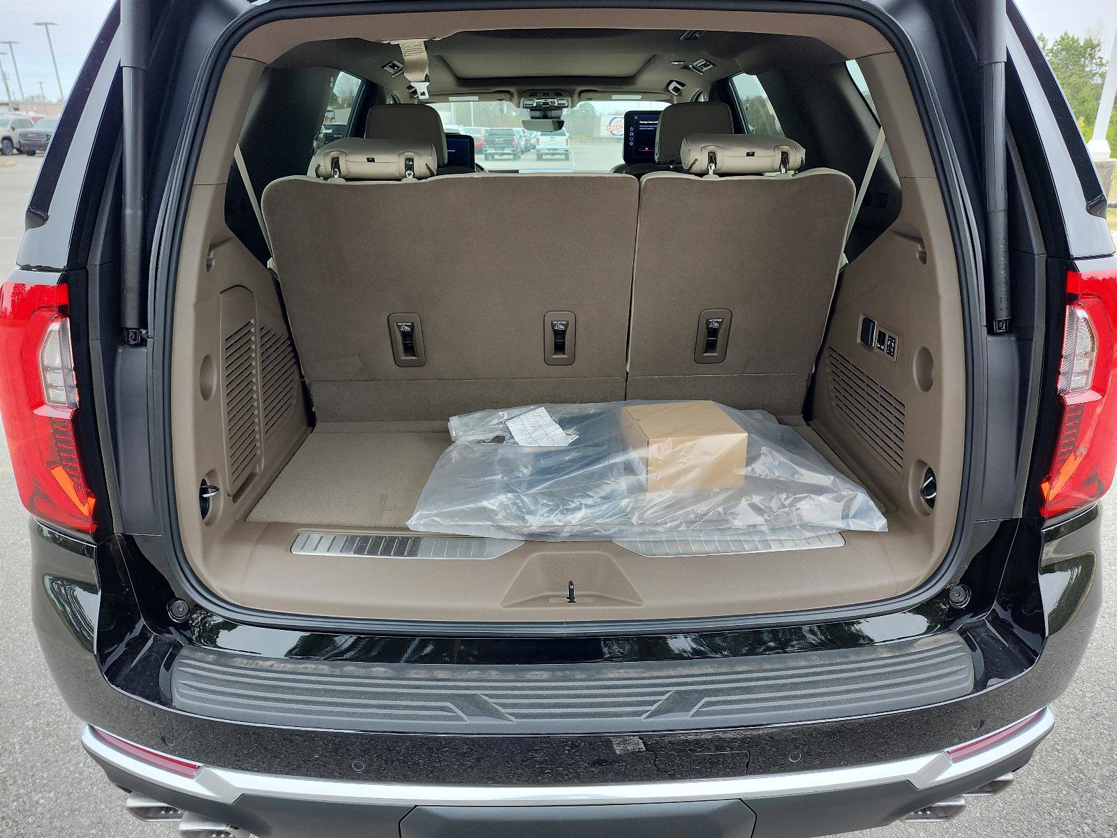 New 2026 GMC Yukon Denali w/ Denali Reserve Package AWD/4WD image 8