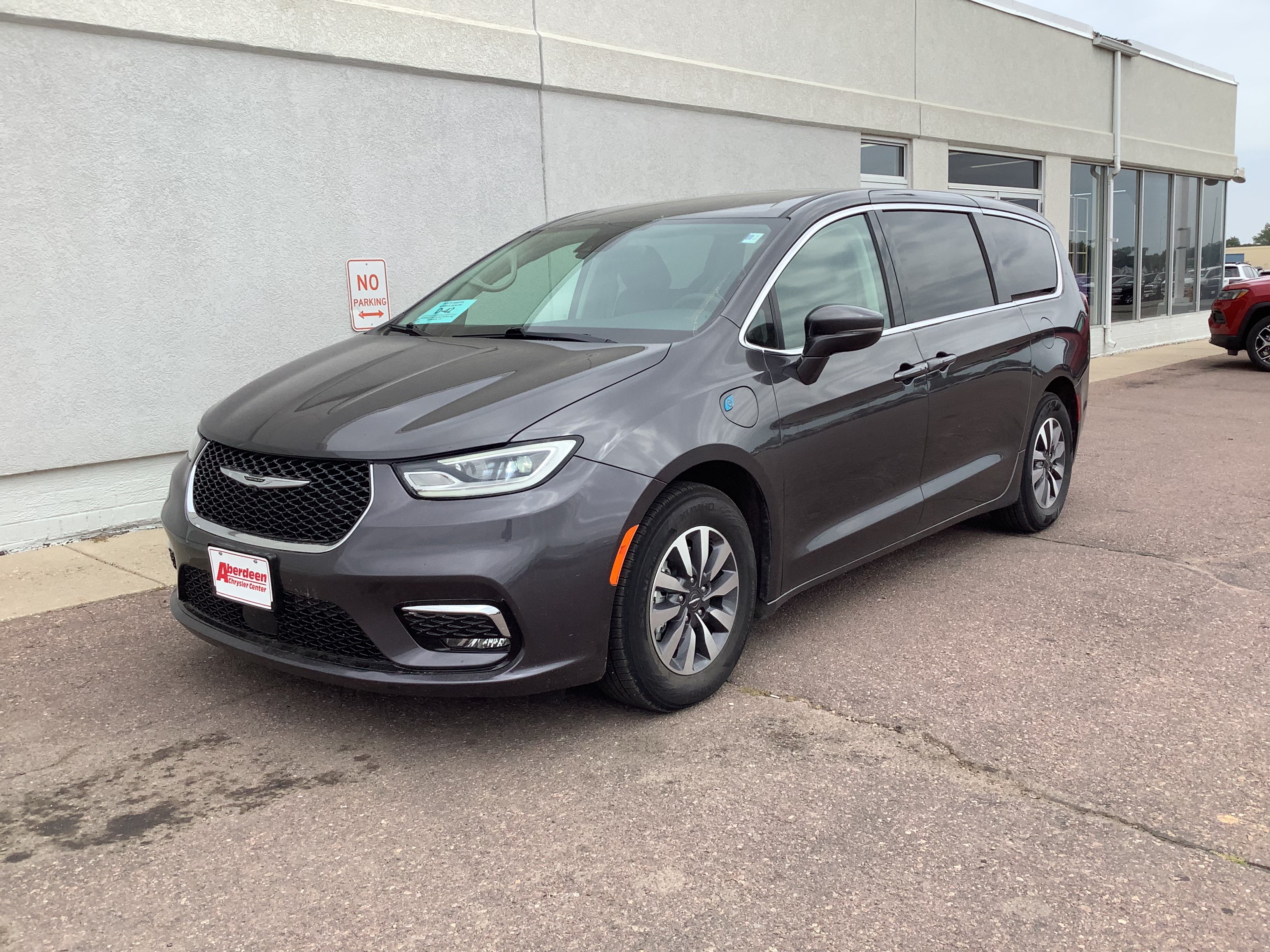 Used 2022 Chrysler Pacifica Touring-L FWD image 2