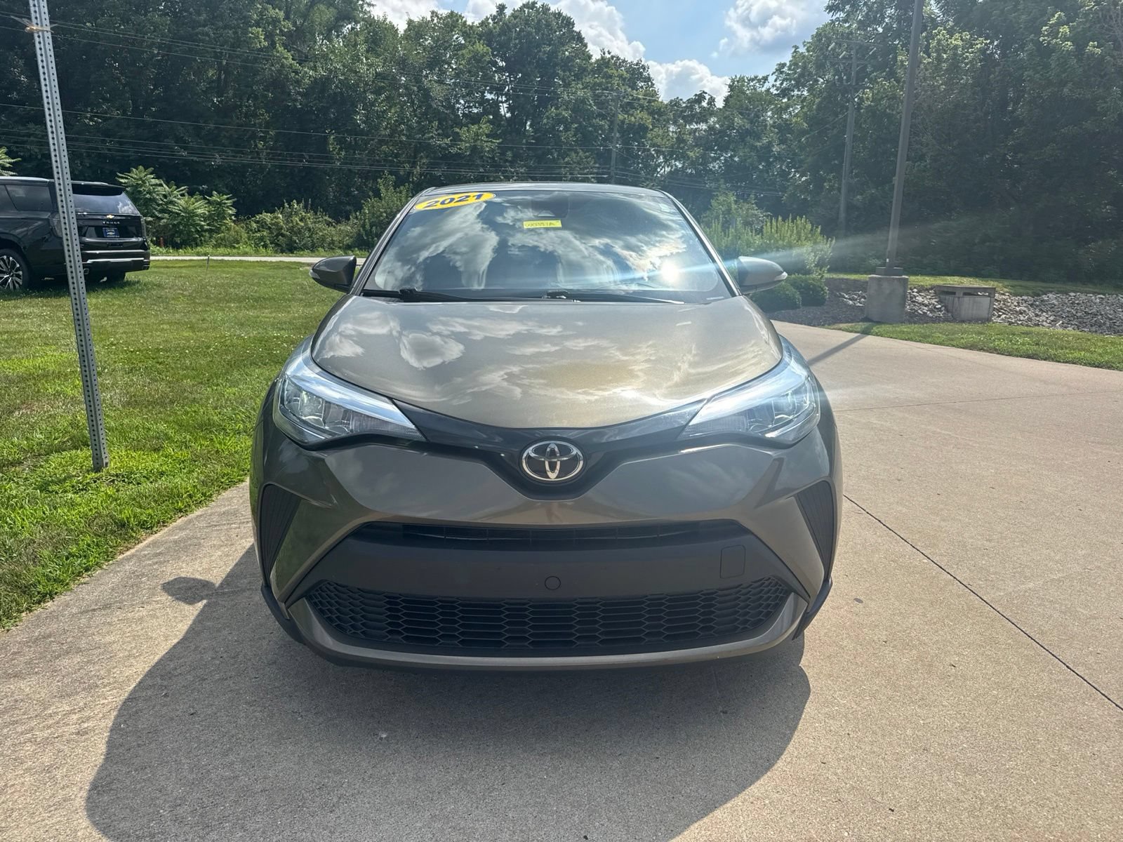 Used 2021 Toyota C-HR XLE FWD image 2
